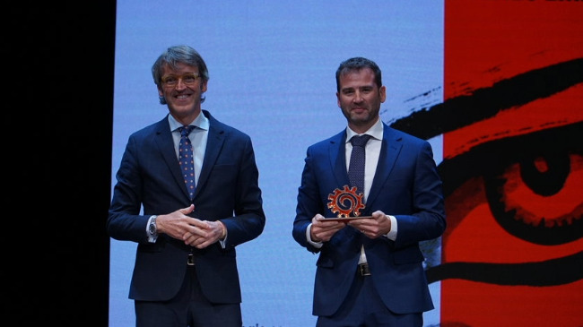 Raúl Fernández, CEO de Zambú Higiene, recogiendo el galardón Raúl Fernández, CEO de Zambú Higiene, recogiendo el galardón
