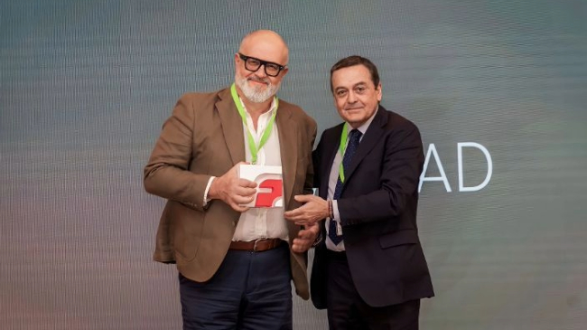 El gerente de SEMUSAD, Aurelio Garc&iacute;a, recibe de manos de Jos&eacute; Mar&iacute;a Allbarrac&iacute;n el galard&oacute;n