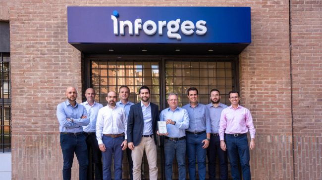 Inforges recibiendo el galard&oacute;n en sus instalaciones en Murcia