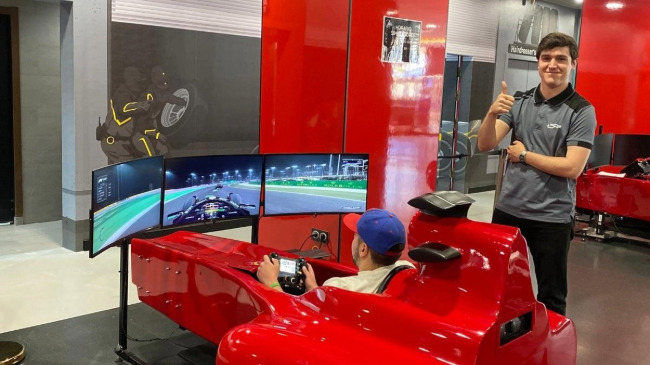 Imagen de uno de los trabajadores del resort, junto a un simulador de F1 en el hotel 'Magic Sports'
