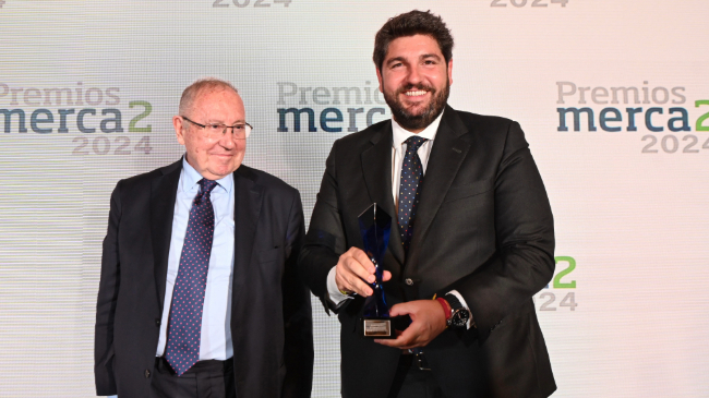 El presidente de la Regi&oacute;n de Murcia, Fernando L&oacute;pez Miras, recibiendo el premio