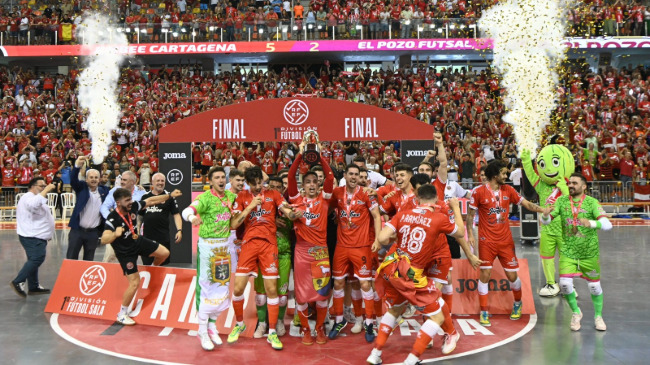 El jimbee Cartagena, levantando su primer t&iacute;tulo de liga ante un Palacio de los Deportes abarrotado