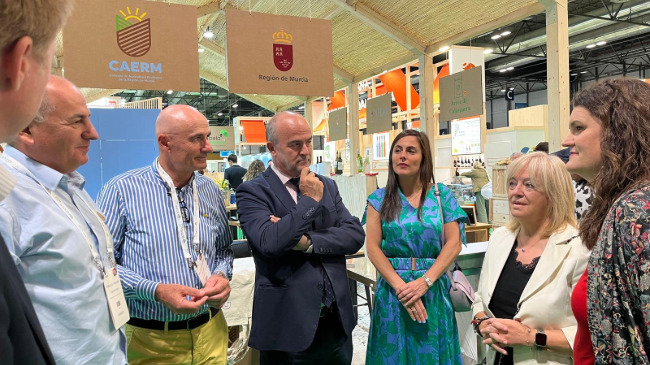 El secretario general de la Consejer&iacute;a de, Agricultura,, Francisco Gonz&aacute;lez, en la feria 'Organic Food Iberia', junto a representantes de las empresas y organizaciones participantes.