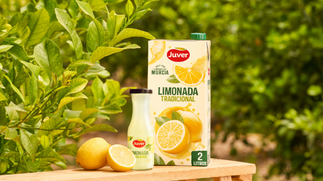 Nuevo envase de la Limonada Tradicional Zumos Juver con la etiqueta 'Solo con limones de Murcia'