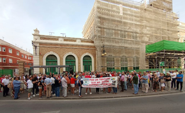 Imagen de la concentraci&oacute;n con el lema 'Por un trazado que no divida barrios ni pueblos'