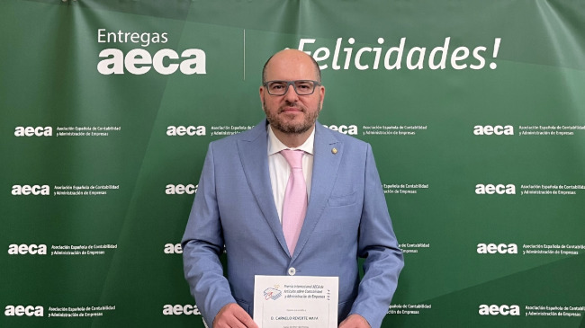 Carmelo Reverte, recogiendo el galard&oacute;n