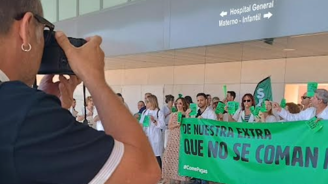 Concentraci&oacute;n de fisioterapeutas y enfermeras en el Hospital de la Arrixaca.