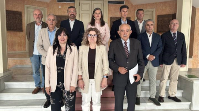 Foto de familia de los diputados regionales que integran la Comisión Especial de Estudio sobre la situación del trasvase Tajo-Segura. Foto de familia de los diputados regionales que integran la Comisión Especial de Estudio sobre la situación del trasvase Tajo-Segura.