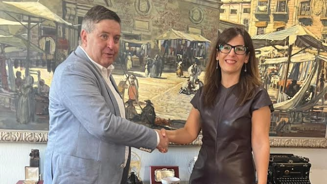 La vicerrectora de Formación Continua de la Universidad de Murcia (UMU), Ana Vanesa Valero, y el secretario general de la Cámara de Comercio de Murcia, José Daniel Martín. La vicerrectora de Formación Continua de la Universidad de Murcia (UMU), Ana Vanesa Valero, y el secretario general de la Cámara de Comercio de Murcia, José Daniel Martín.
