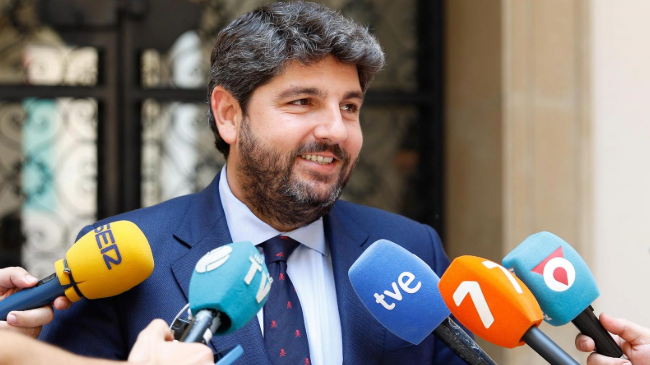 López Miras atiende a los medios de comunicación. López Miras atiende a los medios de comunicación.