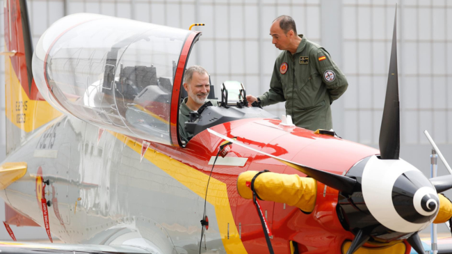 El Rey Felipe VI (i) probando una aeronave militar durante su visita a la Academia General del Aire en San Javier, a 6 de mayo de 2024, en San Javier, Murcia, Región de Murcia (España) - Edu Botella - Europa Press El Rey Felipe VI (i) probando una aeronave militar durante su visita a la Academia General del Aire en San Javier, a 6 de mayo de 2024, en San Javier, Murcia, Región de Murcia (España) - Edu Botella - Europa Press