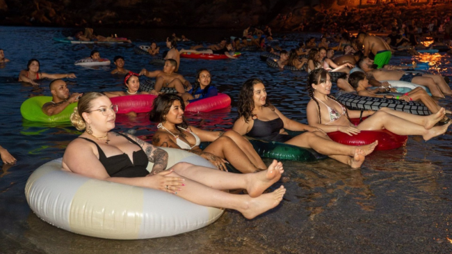Los asistentes pudieron disfrutar de la pel&iacute;cula subidos en flotadores o desde la arena de la playa - AYUNTAMIENTO DE CARTAGENA