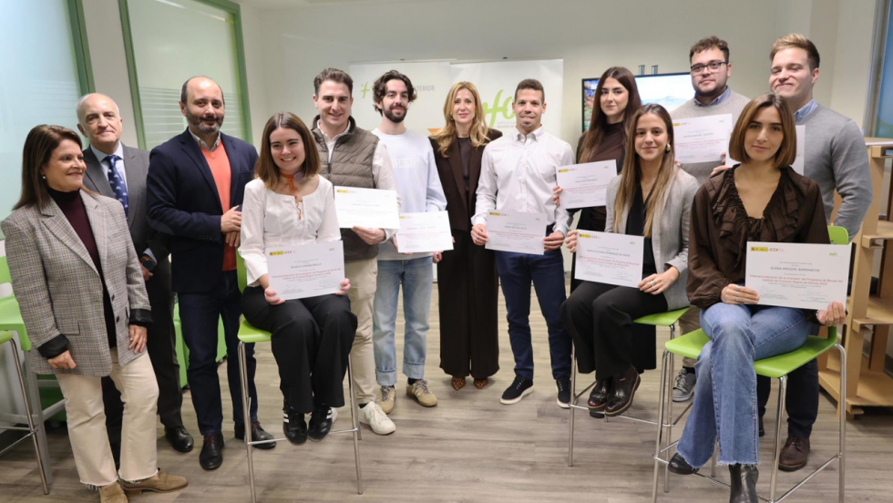La consejera de Empresa, Empleo y Economía Social, Marisa López Aragón, junto con los becados seleccionados en la pasada edición. - CARM La consejera de Empresa, Empleo y Economía Social, Marisa López Aragón, junto con los becados seleccionados en la pasada edición. - CARM