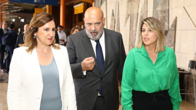 Arroyo defiende los puertos mediterráneos para que España sea una gran plataforma logística internacional. Arroyo defiende los puertos mediterráneos para que España sea una gran plataforma logística internacional.