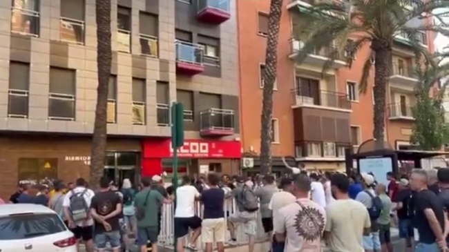 Manifestantes frente a la sede de CCOO en Cartagena. Manifestantes frente a la sede de CCOO en Cartagena.