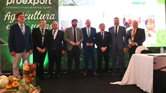 El jefe del Ejecutivo autonómico, Fernando López Miras, clausura la Asamblea General Ordinaria de Proexport. El jefe del Ejecutivo autonómico, Fernando López Miras, clausura la Asamblea General Ordinaria de Proexport.