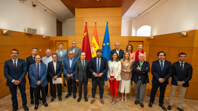 Foto de familia de los asistentes a la reunión. Foto de familia de los asistentes a la reunión.