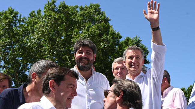 López Miras en la concentración convocada por el Partido Popular, que se ha celebrado hoy en la plaza de España de Madrid bajo el lema 'Mafia o democracia'. - PP López Miras en la concentración convocada por el Partido Popular, que se ha celebrado hoy en la plaza de España de Madrid bajo el lema 'Mafia o democracia'. - PP