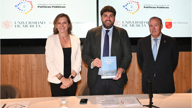 López Miras, junto al presidente del Consejo Jurídico de la Región, Antonio Gómez Fayrén, y la profesora de la Cátedra de Políticas Públicas de la Universidad de Murcia, María Quiles. López Miras, junto al presidente del Consejo Jurídico de la Región, Antonio Gómez Fayrén, y la profesora de la Cátedra de Políticas Públicas de la Universidad de Murcia, María Quiles.