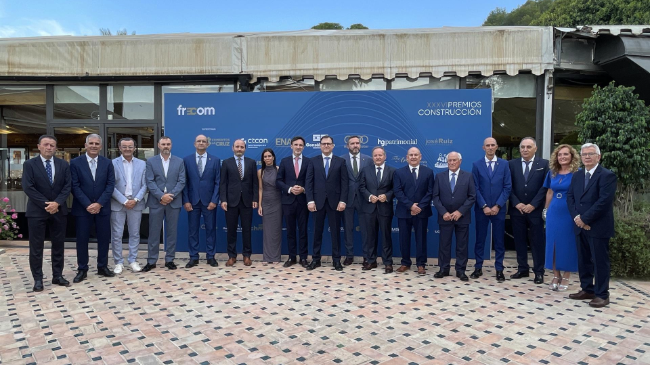 El Consejero De Fomento E Infraestructuras, Jorge García Montoro, Acompañado Del Presidente De Frecom, José Hernández, El Presidente De Croem, Miguel López Abad, Y Los Premiados en esta edición. El Consejero De Fomento E Infraestructuras, Jorge García Montoro, Acompañado Del Presidente De Frecom, José Hernández, El Presidente De Croem, Miguel López Abad, Y Los Premiados en esta edición.