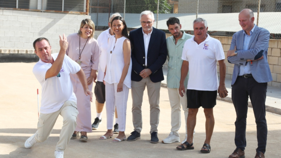 La alcaldesa de Cartagena y la consejera de Cultura y Deportes, junto al alcalde de Torre Pacheco, en una visita a la pista municipal &lsquo;Diego Serrano&rsquo;