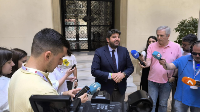 López Miras atiende a los medios de comunicación (EuropaPress). López Miras atiende a los medios de comunicación (EuropaPress).