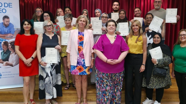 La concejal de Gobierno Abierto, Promoción Económica y Empleo, Mercedes Bernabé, junto a la edil de Bienestar Social, Familia y Salud, Pilar Torres, entregan los diplomas de los cursos. La concejal de Gobierno Abierto, Promoción Económica y Empleo, Mercedes Bernabé, junto a la edil de Bienestar Social, Familia y Salud, Pilar Torres, entregan los diplomas de los cursos.