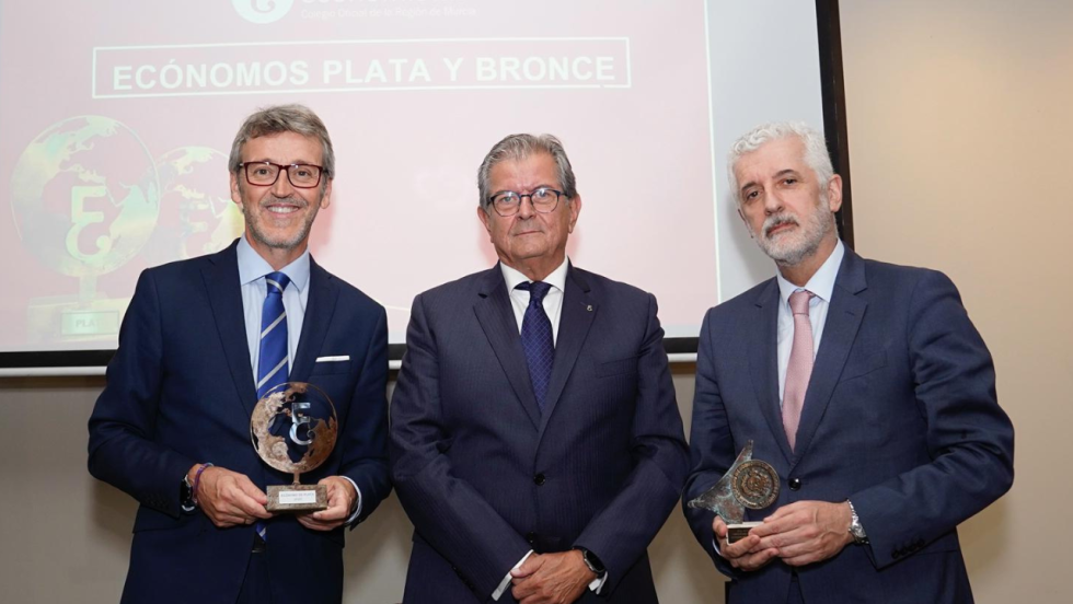 Foto de familia con los economistas homenajeados por su dedicación y compromiso, junto al decano Ramón Madrid. Foto de familia con los economistas homenajeados por su dedicación y compromiso, junto al decano Ramón Madrid.