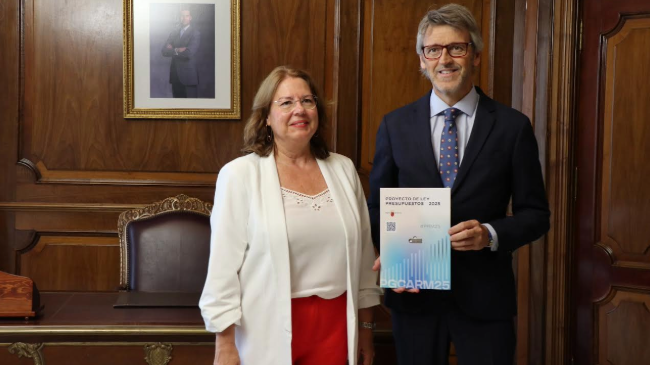El consejero de Economía, Hacienda, Fondos Europeos y Transformación Digital, Luis Alberto Marín, hace entrega del proyecto de Presupuestos a la presidenta de la Asamblea Regional, Visitación Martínez. El consejero de Economía, Hacienda, Fondos Europeos y Transformación Digital, Luis Alberto Marín, hace entrega del proyecto de Presupuestos a la presidenta de la Asamblea Regional, Visitación Martínez.