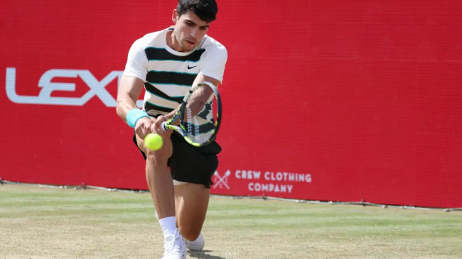 Carlos Alcaraz durante su debut en Queen's. Carlos Alcaraz durante su debut en Queen's.