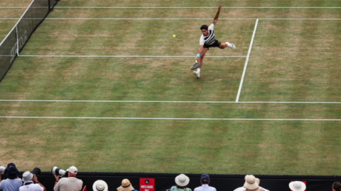 Alcaraz gana a Bautista en simifinales de Queen's