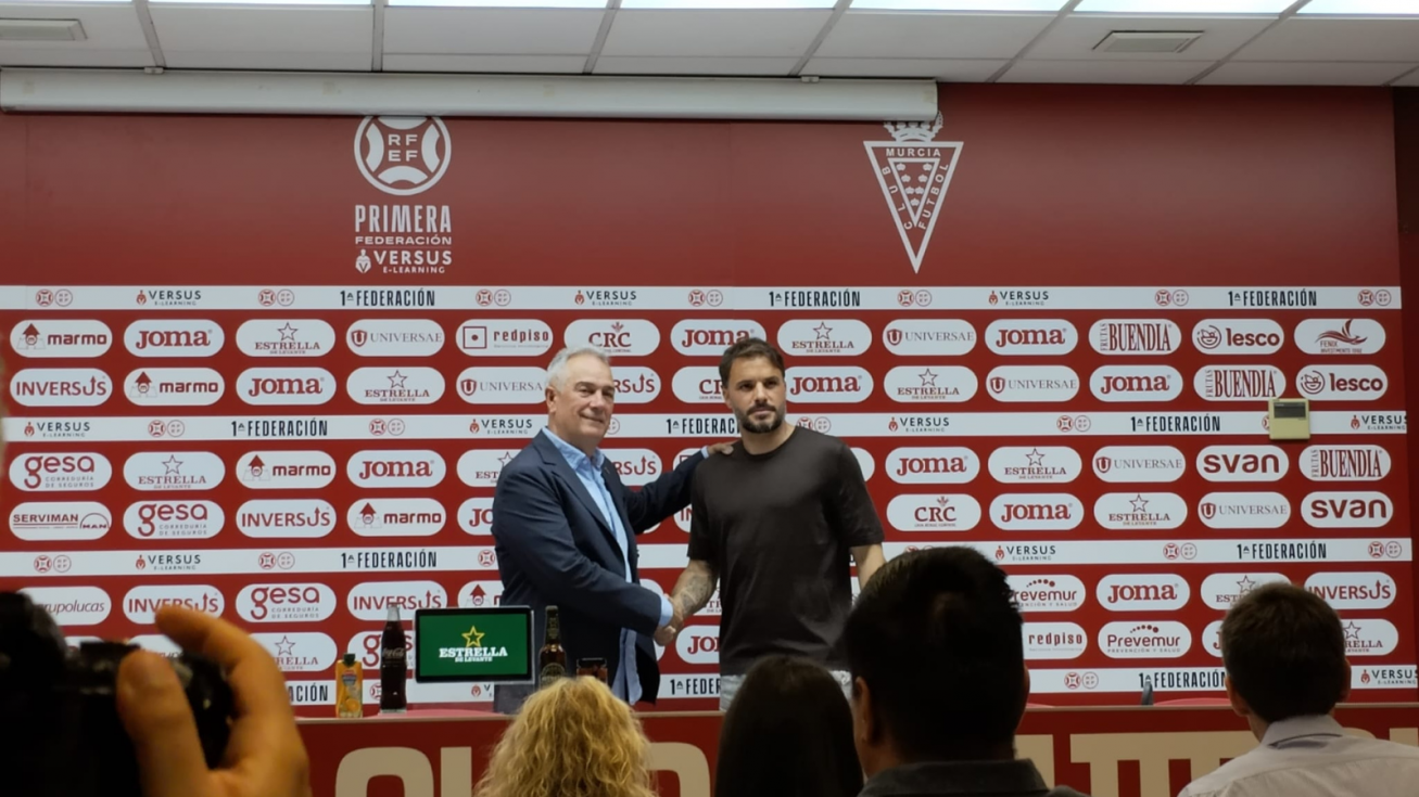 Del césped al despacho: Pedro León inicia una nueva etapa al frente del Real Murcia