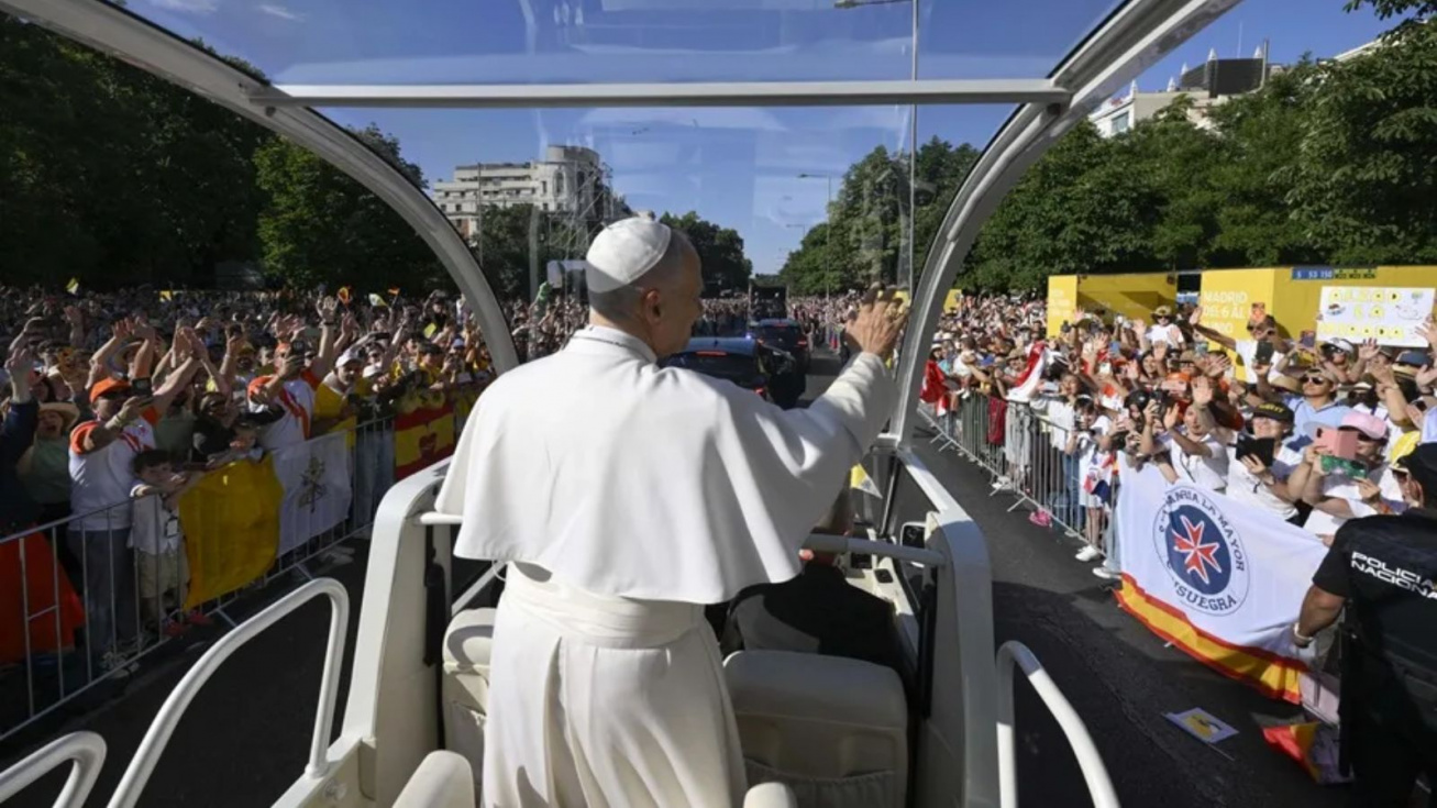 El papa Le&oacute;n XIV saluda desde el papa m&oacute;vil camino a la plaza Cibeles para oficiar la misa del Corpus Christi, en Madrid. EFE/VATICAN MEDIA