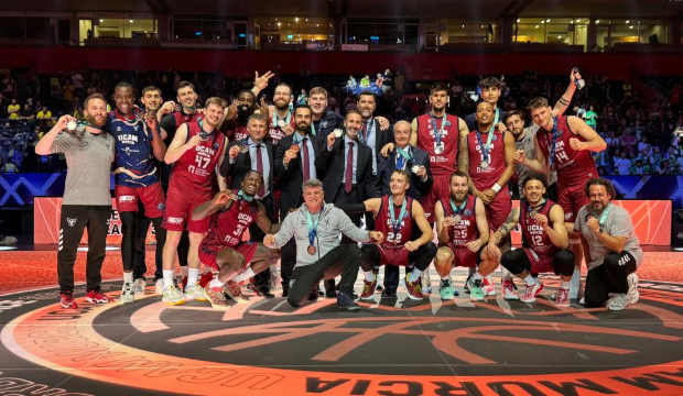 Plantilla del UCAM con la medalla de bronce lograda en 2024