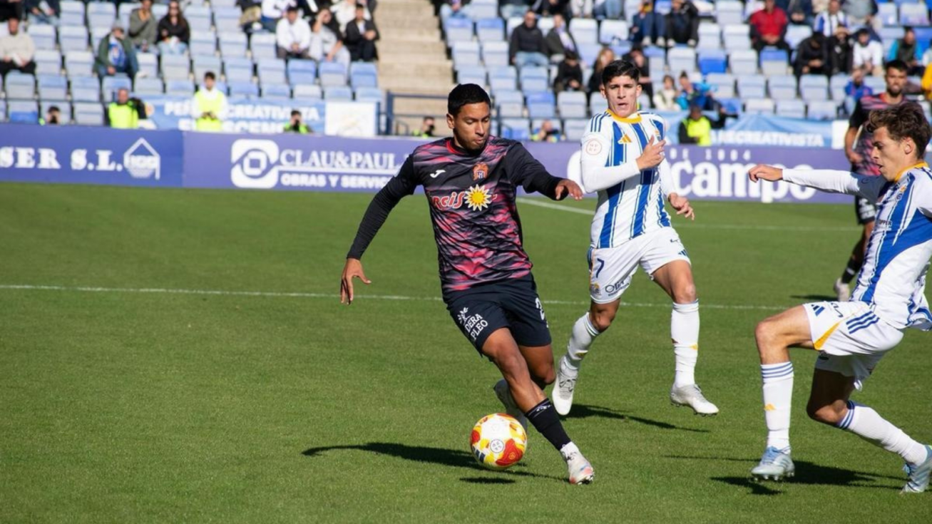 Johan Terranova renueva y seguirá recorriendo la banda del Rubial en Primera Federación