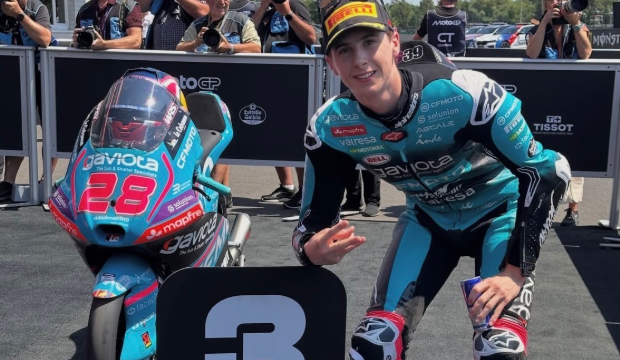 Máximo Quiles y Álvaro Carpe acechan el podio desde la segunda fila en la República Checa