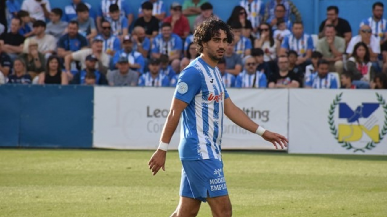 Antonio Sánchez renueva y continuará en la defensa blanquiazul en Primera Federación