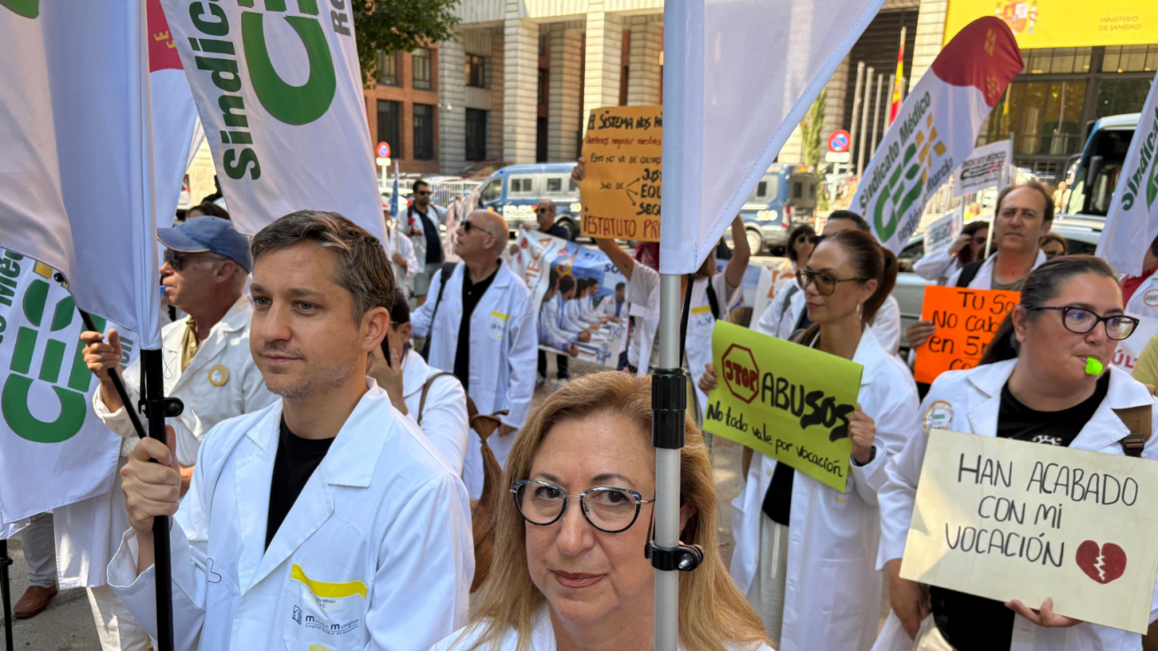 Los médicos murcianos elevan la presión en la calle y extienden el plante de horas extra en los hospitales