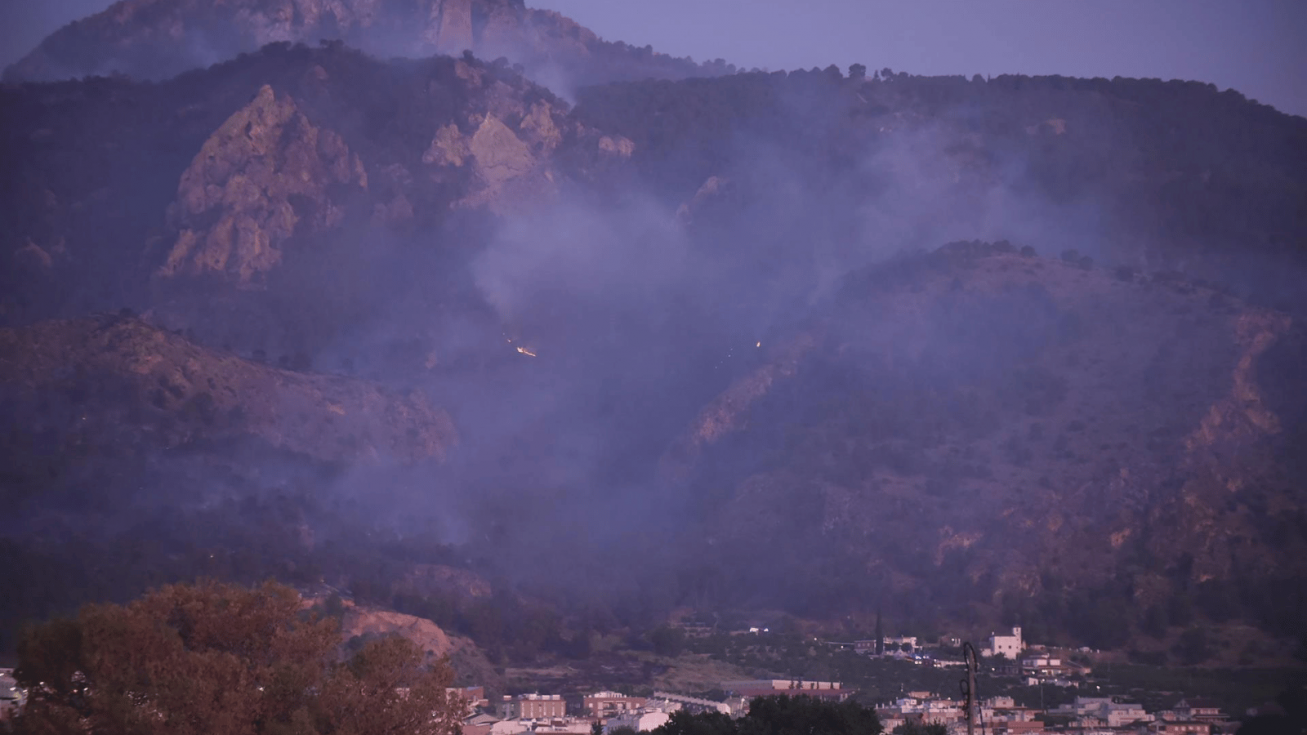 Los vecinos desalojados por el incendio de Los Garres regresan a sus casas mientras continúa el operativo de extinción