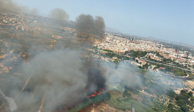 Medios aéreos y terrestres trabajan en la extición de un incendio en la Mota del Río a su paso por Murcia