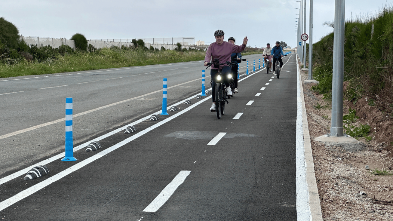 Los Alcázares y San Javier quedan conectados por carril bici junto al Mar Menor