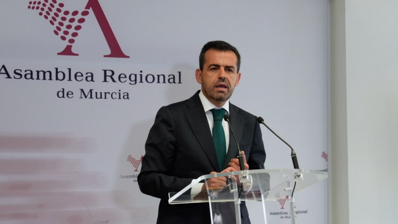 Vox equipara a López Miras con Sánchez y le acusa de incumplir sus acuerdos y llevar la sanidad al 