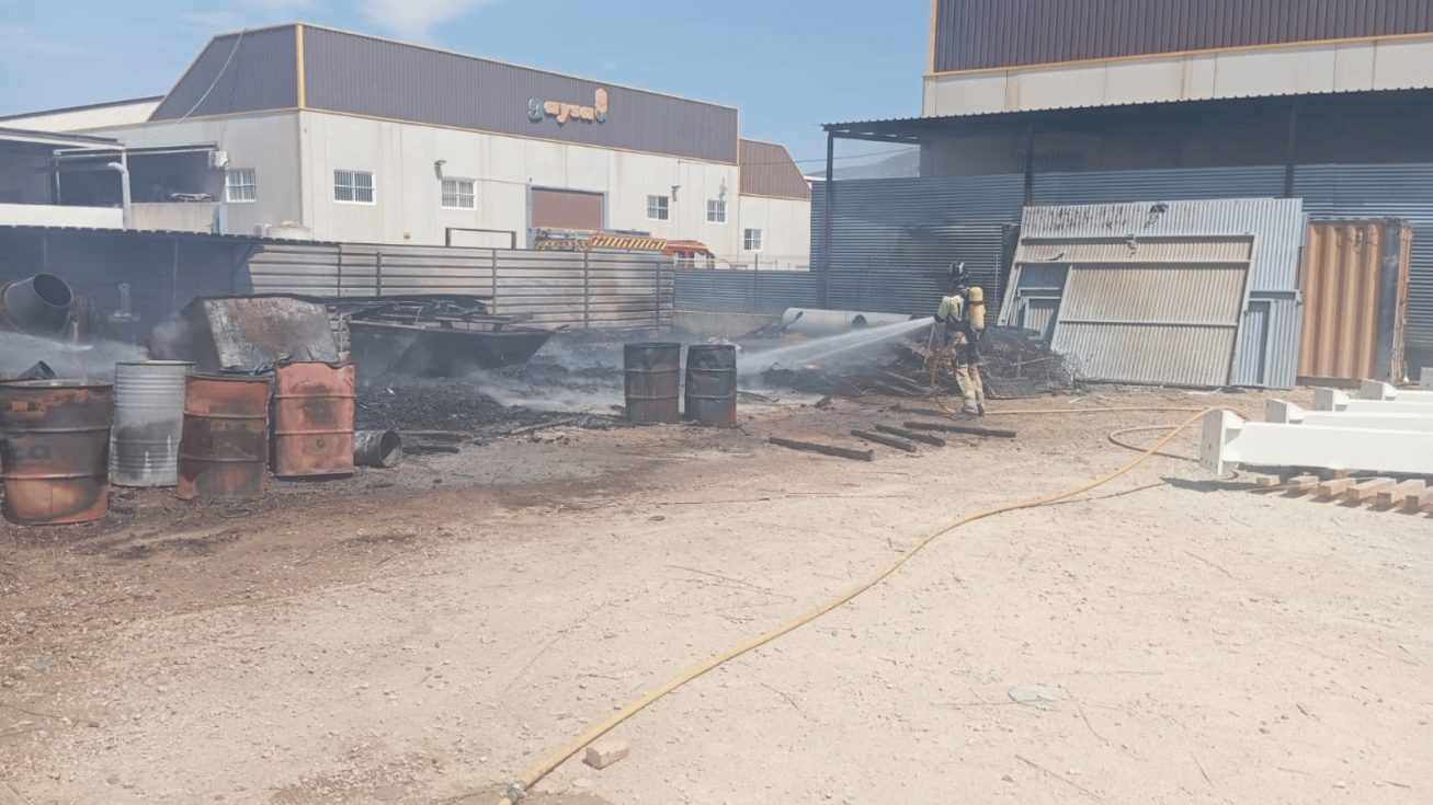 Extinguido el incendio declarado junto a varias naves industriales en Librilla