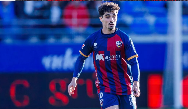 Javi Mier con la camiseta de la SD Huesca