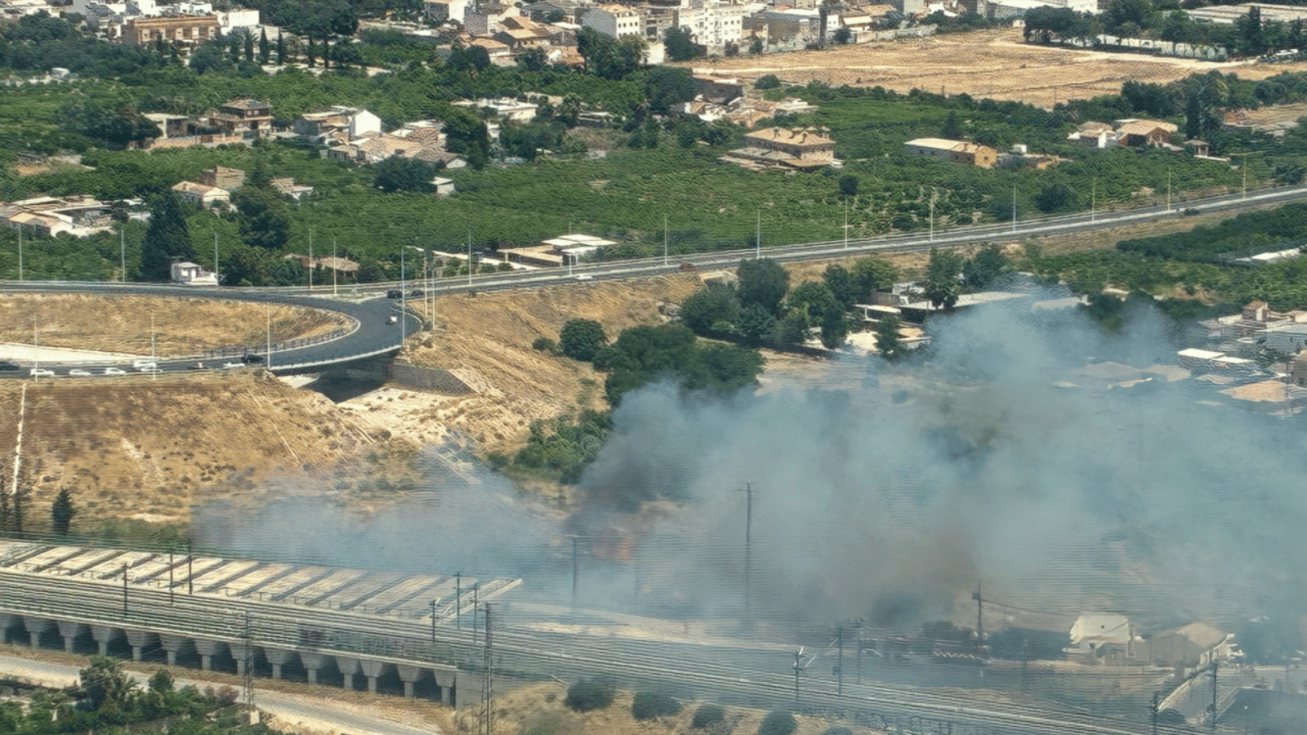 Reavidado el incendio de la mota del Reguerón en una jornada de alto riesgo en Murcia