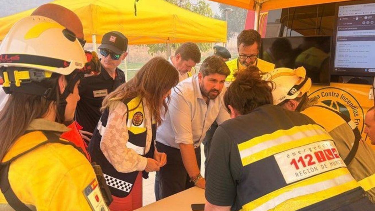 El incendio de Los Garres arrasa más de un centenar de hectáreas y obliga a desalojar viviendas