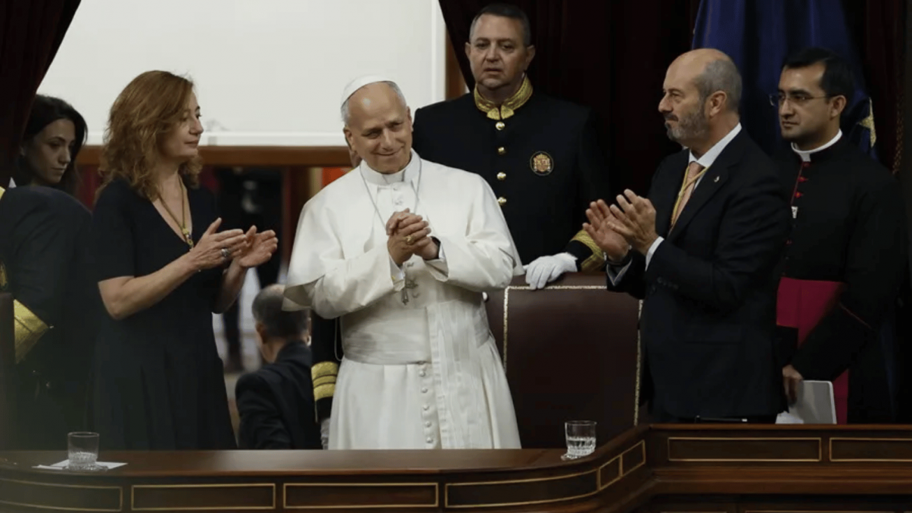 El papa Le&oacute;n XIV, acompa&ntilde;ado por la presidenta del Congreso, Francina Armengol, y el presidente del Senado, Pedro Roll&aacute;n, ovacionado tras su discurso. EFE/Ballesteros