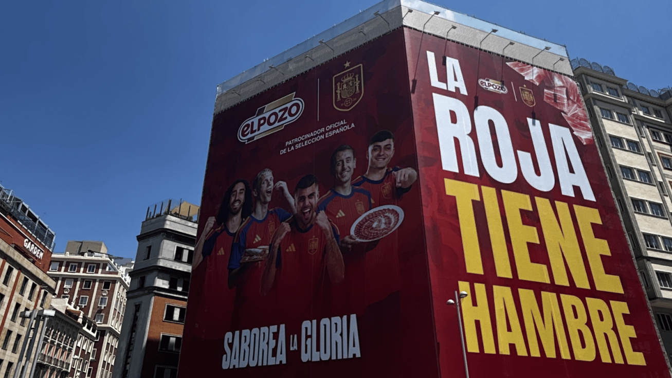 ElPozo lleva su apoyo a La Roja al centro de Madrid con una lona de más de 1.100 metros cuadrados