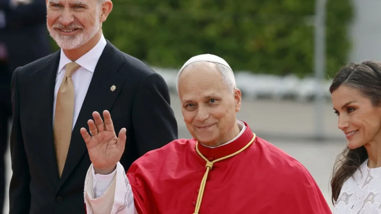 El papa Le&oacute;n XIV tras ser recibido por los reyes Felipe y Letizia a su llegada al aeropuerto de Adolfo Su&aacute;rez Madrid-Barajas, este s&aacute;bado. EFE/Mariscal