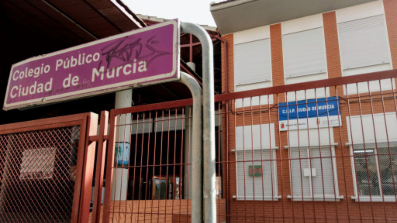 Los colegios de Murcia se ponen al rojo vivo: la ola de calor dispara las temperaturas en las aulas y reabre el choque entre PSOE y PP